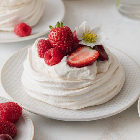 The Perfect French Meringue Recipe - Style Sweet French Meringue Recipe, Meringue Desserts Ideas, Merange Cake, Merengue Recipe Easy, Best Meringue Recipe, Classic Pavlova, Classic Pavlova Recipe, Pavlova Recipes, Scandinavian Desserts