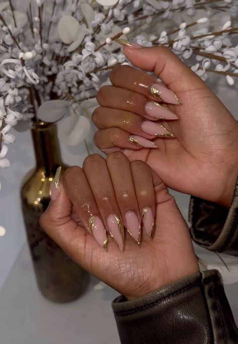 Almond Shape French Tip Chrome, Gold Accent Almond Nails, Stilettos Acrylic Nails, Almond Gold Nails Designs, Gold Chrome Stiletto Nails, Gold Chrome Design Nails, Almond Glam Nails, Chrome Nail Ideas Art Designs, Almond Shaped Nails Black Women