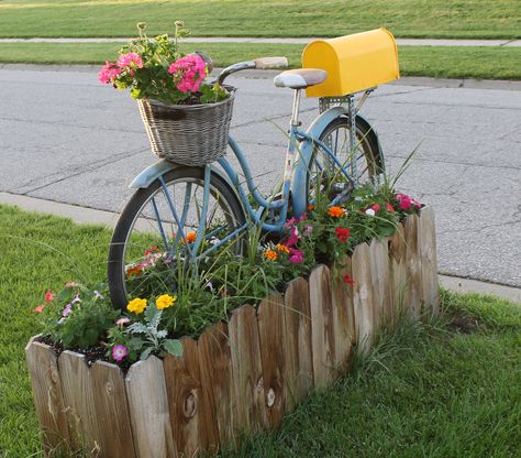 Use an old bicycle to make a fun mailbox planter! Bicycle With Flowers, Bike Planter, Mailbox Garden, Mailbox Makeover, Mailbox Landscaping, Taman Diy, Diy Mailbox, Mailbox Ideas, Unique Mailboxes