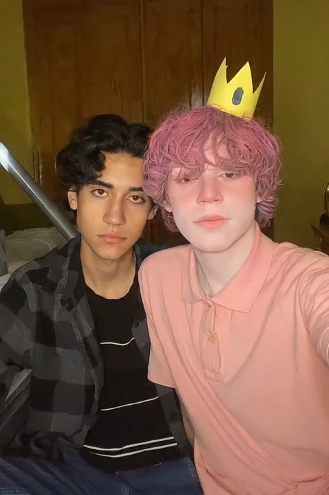 Mlm Couple Costume, Prince Gumball Cosplay, Halloween Costumes Gay Guys, Halloween Costumes Aesthetic Boy, Gay Couples Costumes For Halloween, Gay Couple Costumes, Gay Couple Halloween Costumes, Halloween Outfits Ideas, Halloween Costumes Boys