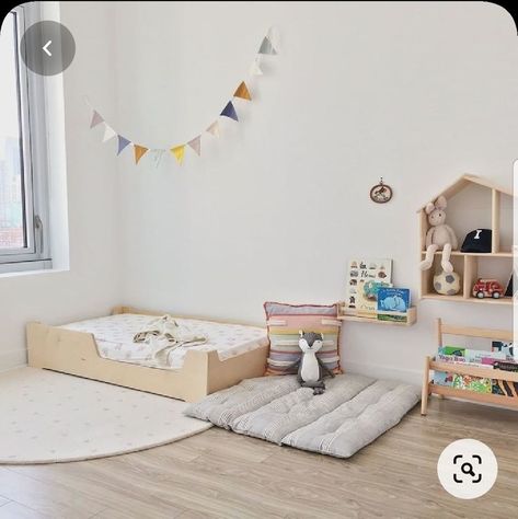 Montessori Toddler Bedroom, Montessori Kids Room, Montessori Toddler Rooms, Montessori Infant Room, Montessori Nursery, Maluchy Montessori, Toddler Floor Bed, Modern Kids Furniture, Montessori Bedroom