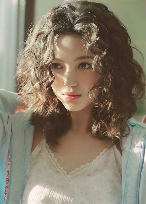 Kpop Idol Curly Hair, New Jeans Danielle Curly Hair, Newjeans Danielle Hair, New Jeans Danielle Hair, Danielle New Jeans Curly Hair, Danielle New Jeans Hair, Curly Hair Asian Girl, Dani New Jeans, Kpop Idols Women