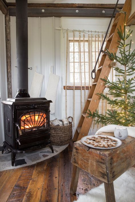 10 best cozy holiday decorating ideas for small spaces Holiday Decor Ideas, Treehouse Cabins, Christmas Bedroom, Small Cabin, Cabin Life, Tiny Living, Cabins In The Woods, Wood Stove, A Fire