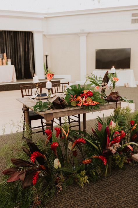 We love the fresh summer elements these gorgeous tropical bouquets brought to this reception decor | Image by Sydney Noelle Photography Tropical Ceremony Aisle, Tropical Pelamin, Tropical Wedding Reception Decor, Easter Ideas Decoration, Pelamin Tunang, Casino San Clemente, Ceremony Styling, Summer Elements, Summer Reception