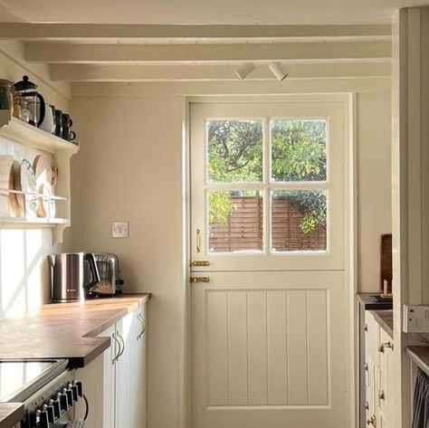 Simple Cottage Interior, Cottage Doors Interior, Cottagecore Homes, Cottage Style Interiors, Simple Cottage, Country Cottage Kitchen, Cottage Decor Living Room, Cottage Door, Stable Door