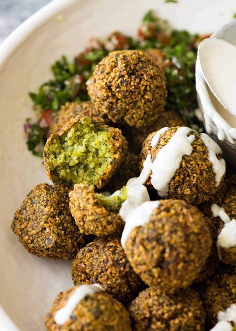 Every chickpea dreams of transforming into a falafel! Crispy outsides, moist and fluffy insides, everyone loves them but few know how easy they are to make. Falafel Recept, Falafel Recipe, Recipetin Eats, Recipe Tin, Falafels, Tahini Sauce, Lebanese Recipes, Snacks Für Party, Idee Pasto Sano