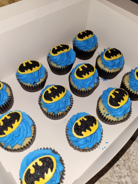 Batman Cupcakes Ideas, Batman Themed Birthday Party, Batman Cupcakes, Preschool Charts, Marvel Cake, Batman Theme, Batman Cake, Blue Cupcakes, Batman Party