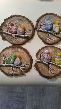 Christmas Pebble Art, Wood Slice Crafts, Wooden Slices, Painted Rocks Diy, Stone Crafts, Christmas Ornament Crafts, Ornament Crafts, Rock Crafts, Painted Stones