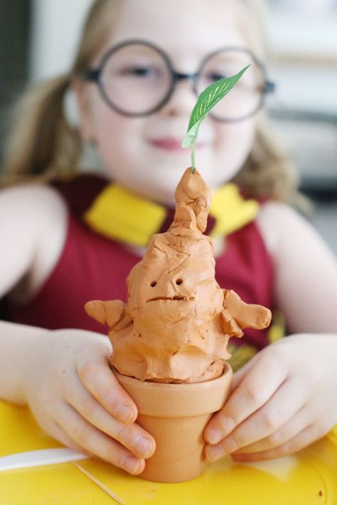 Harry Potter Preschool Crafts, Harry Potter Art Projects For Kids, Diy Mandrake Harry Potter, Harry Potter Activities For Kids, Fantasic Beast, Diy Mandrake, Mandrake Harry Potter, Harry Potter Themed Birthday Party, Harry Potter Themed Birthday