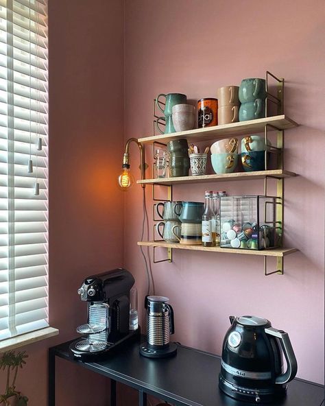 Pink walls in a kitchen Pink Kitchen Organizer, Blue Kitchen Pink Walls, Earthy Pink Kitchen, Dusky Pink Kitchen Walls, Mauve Kitchen Walls, Light Pink Kitchen Walls, Pink Walls Kitchen, Pink Kitchen Curtains, Kitchen Wall Colour Ideas