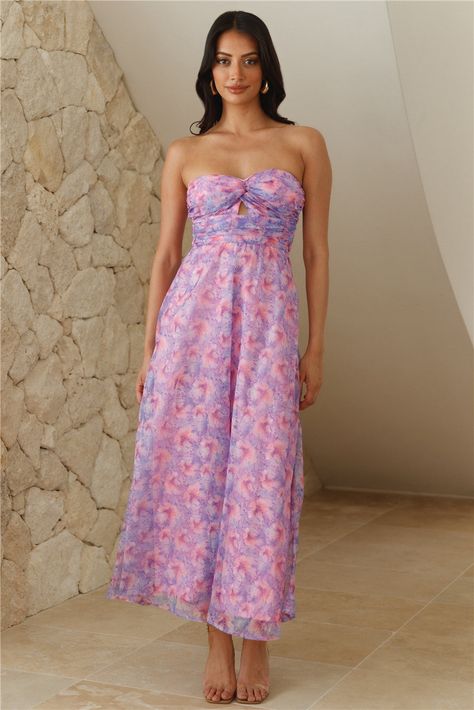 Largo desde el busto hasta el dobladillo de la talla S: 120cm. 
 Pecho 33cm, Cintura 30cm, talla S.  
 Vestido midi. 
 Forrado. 
 La modelo es una XS estándar y lleva la talla XS.  
 Fiel al tamaño.  
 Estiramiento ligero. 
 Sin tirantes. 
 Banda elástica fruncida. 
 Cremallera trasera invisible. 
 Lavar a mano con agua fría únicamente. 
 Poliéster/Spandex. 
 
 Sé la envidia de todos en la habitación con el vestido midi Her Fantasy. ¡Con escote corazón y estilo palabra de honor! ¡Combina el tuyo First Day Outfit, Purple Midi Dress, Long Bodycon Dress, Shower Dresses, Bridesmaids Dress, Jumpsuits And Romper, In The Room, Long Sleeve Lace Dress, Dress Purple