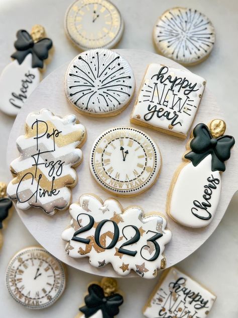 New Years Eve Dessert, Cookie Recipes Decorating, New Year Friends, Happy New Year Friends, New Years Cookies, Royal Iced Cookies, Decorated Cookies Tutorial, Sugar Cookie Royal Icing, New Year's Cake