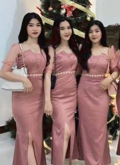 Gaun Satin Dresses, Dress Natal, Homecoming Dress Ideas, Model Kebaya, Dress Pesta, Gowns Dresses Elegant, Beautiful Curly Hair, Too Good To Be True, Stylish Dress Book