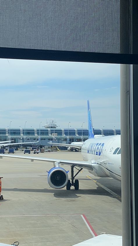 Airlines Aesthetic, United Airlines Aesthetic, Traveling Airplane Aesthetic, Inside Airplane Aesthetic, Flying Aesthetic, Airplane View Aesthetic, Travel The World Aesthetic Airplane, Plane Photos, Travel Aesthetic Airplane Window