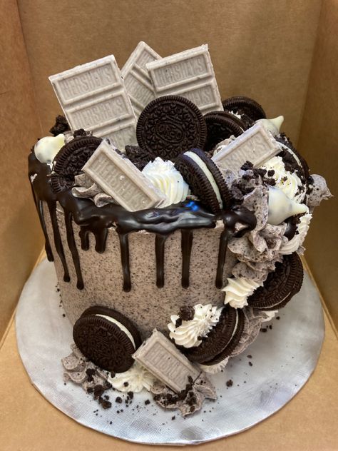 Cool Cake Ideas Birthdays, Oreo Cake Decoration Birthday, Oreo Themed Cake, Cookies And Cream Birthday Cake, Oreo Birthday Cake Ideas, Oreo Cake Decorating Ideas, Oreo Cake Designs, Cool Birthday Cake, Oreo Drip Cake