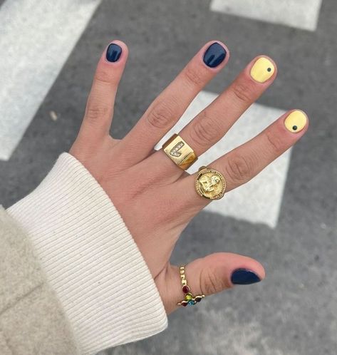 Summer To Fall Nails Short, Fall Colorful Nails, Mismatched Hands Nails, Short Nail Designs Natural Nails, Classic Summer Nails, Short Nail Bed, Vacation Nail Art, Short Nail Inspo, Minimal Nails