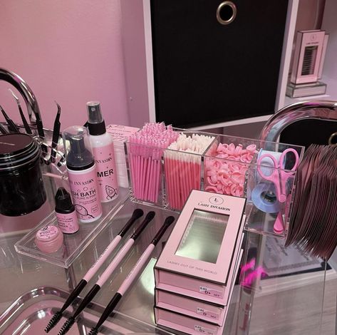 Lash Tech Pictures, Lash Tech Goals, Graduating Esthetician School, Modern Esthetician Room, Lash Organization Ideas, Lash Cart Ideas, Lash Cart Set Up, Mua Room, Pink Lash Room