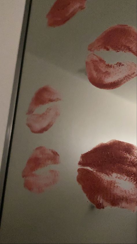 Lipstick Kiss On Mirror Aesthetic, Kiss Mark Wallpaper Red Lips, Mirror Kisses Aesthetic, Kiss On Mirror Lipstick, Mirror Wallpaper Aesthetic, Kiss Marks Lipstick Aesthetic, Lipstick On Mirror Aesthetic, Lipstick Kiss Wallpaper, Kisses Mirror