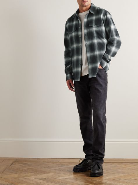 FRAME designs smart, everyday staples that are as comfortable as they are easy to style. Ideal for layering over a tee, this checked shirt is made from brushed cotton-flannel and has a back box pleat for a roomier fit across the shoulders. College Outfit For Boys, College Guy Outfits Casual Street Styles, Everyday Casual Outfits Men, Men’s Cozy Outfits, Comfy Mens Fashion, Flannel Shirt Outfit Men, Everyday Outfits Men, Men In Flannel, Men Layering Outfits