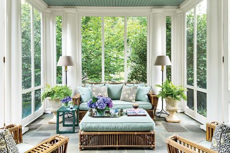 White Screened In Porch, Screened Porch Designs, Clad Home, Sunroom Decorating, Building A Porch, Porch Furniture, Country Homes, House With Porch, Porch Design