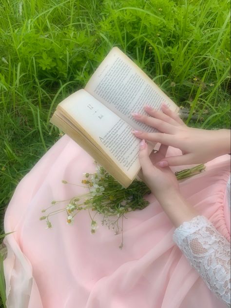 Princess Reading Book, Aesthetic Dreamy Pictures, Book Girlies Aesthetic, Fairy Pink Aesthetic, Dreamy Photography Aesthetic, Dreamy Girl Aesthetic, Pink Ethereal Aesthetic, Pink Dreamy Aesthetic, Dreamy Pink Aesthetic