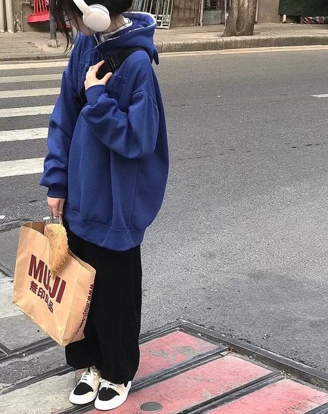 Korean Hoodie Outfit, Aesthetic Sweatpants Outfit, Hoodie Outfit Korean, Sweatpants Outfit Aesthetic, Korean Hoodie, Kpop Store, Baggy Clothes, Tomboy Style Outfits, Oversized Style