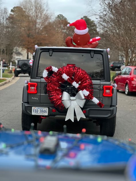 Decorating Car For Christmas, Thanksgiving Jeep Decorations, Jeep Spare Tire Christmas Wreath, Christmas Car Interior, Jeep Tire Christmas Wreath, Jeep Decorations For Christmas, Christmas Jeep Wrangler, Jeep Christmas Parade Ideas, Jeep Decorations For Parade