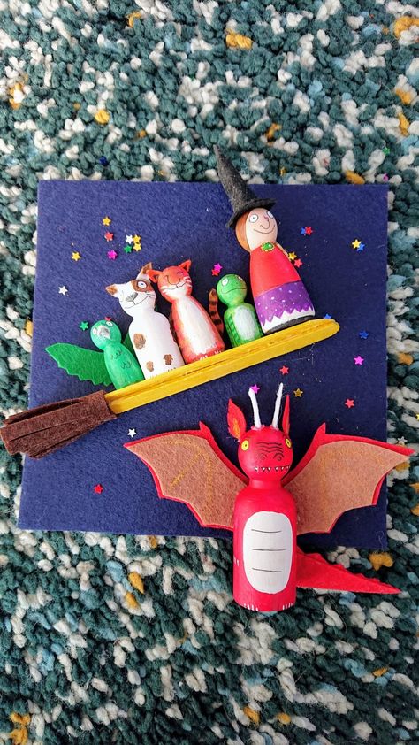 The Gruffalo Story Sack, Room On The Broom Story Sack, How To Paint Peg People, Room On The Broom Peg Dolls, Story Sack Ideas Diy, Story Sacks Homemade, Peg Doll Painting, Painted Peg Dolls, Wooden Peg Doll Ideas