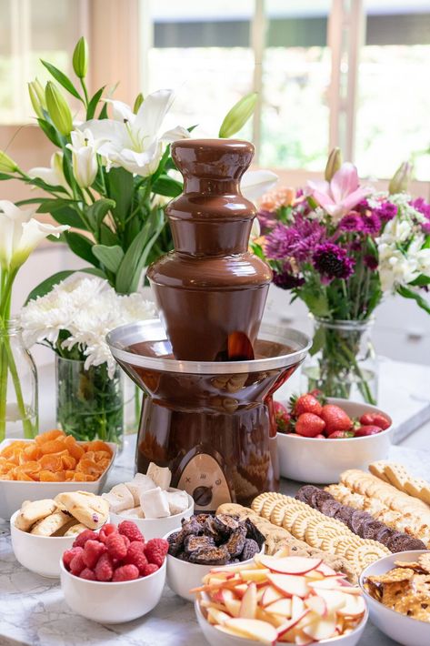 Chocolate Fondue Station, Chocolate Fountain Bar Display, Chocolate Fountain Bar Ideas, Chocolate Fountain Display, Chocolate Fountain Ideas, Fondue Bar, Chocolate Fountain Wedding, Chocolate Fountain Bar, Chocolate Table