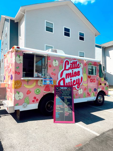 Pink smoothie foodtruck Smoothie Truck Design, Sweet Food Truck Ideas, Girly Food Truck, Food Truck Drink Ideas, Juice Food Truck, Dessert Food Truck Design, Pink Food Truck Ideas, Summer Food Truck Ideas, Drink Food Truck