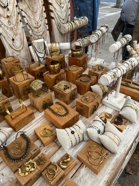 Jewelry Display Ideas Boutique Shops, Jewelry Booth Layout, Rustic Jewelry Displays, Creative Jewelry Display, Creative Ways To Display Jewelry, Vintage Jewelry Display Ideas, Diy Wooden Jewelry Display, Rustic Market Stall Display Ideas, Vendor Table Display Ideas For Jewelry