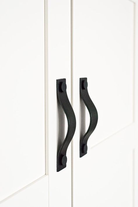 10 tricks to turn your bedroom into your favourite boutique hotel - Ikea Pax wardrobe with black leather handles from Superfront Bedrooms Ikea, Hotel Wardrobe, Ikea Wardrobe Hack, Sliding Door Wardrobe Designs, Trendy Door, Ikea Wardrobe, Ikea Pax Wardrobe, Beautiful Bedrooms Master, Wardrobe Door Handles