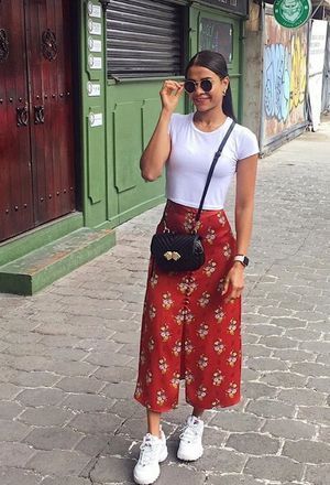 Chique Outfit, Bear White, Rompers Womens Jumpsuit, Long Skirt Outfits, Black Glasses, Pull And Bear, White T Shirts, Skirt And Sneakers, Zara Bags