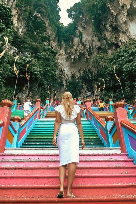 A day trip to Batu Caves is a must when in Kuala Lumpur. Guide to everything you need to know regarding batu caves entrance fee, what time do batu caves open and close as well as dress code for the ancient caves in Malaysia's capital.------------------------------batu caves malaysia outfit | batu caves malaysia posts | batu caves malaysia photography | batu caves malaysia temples Kuala Lampur, Kuala Lumpur Travel, Malaysia Travel Guide, Batu Caves, Malaysia Travel, Kuala Lumpur Malaysia, Asia Destinations, Denpasar, Seminyak