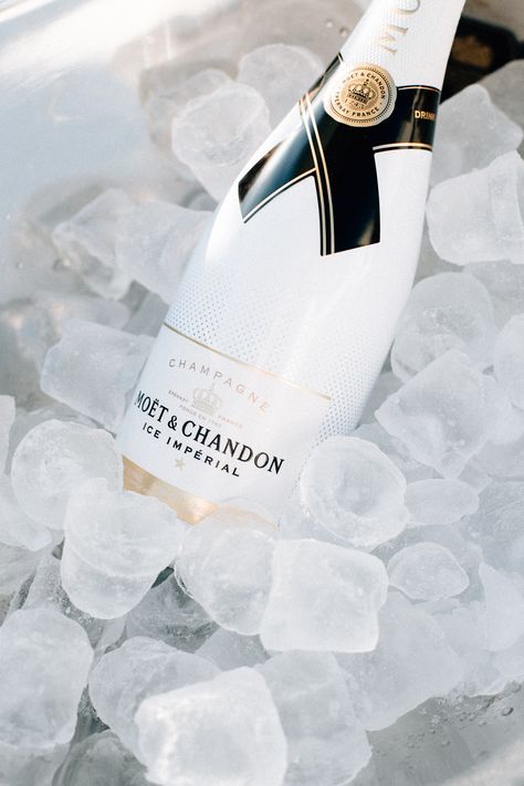 Moët Ice Impérial Champagne - Bikinis & Passports White Party Aesthetic, Home Party Ideas, Moet Chandon Champagne, Champagne France, Dry Martini, Champagne Taste, Nightclub Party, Glass Of Champagne, Moet Chandon