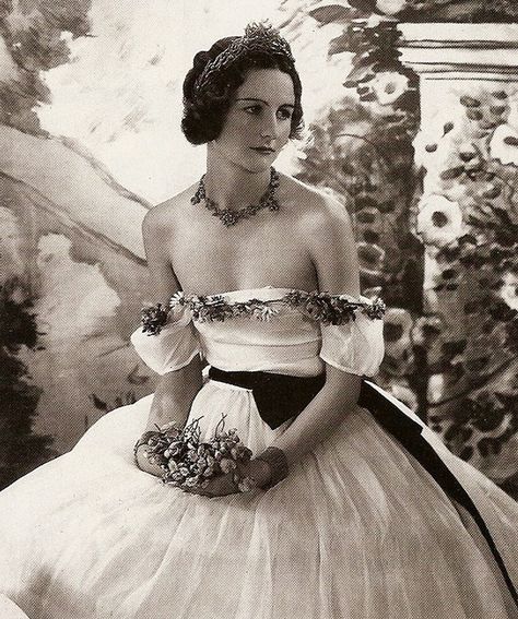 nancy beaton | Nancy Mitford, photographed *perfectly* by Cecil Beaton in 1929 Mitford Sisters, Nancy Mitford, English Fashion, Cecil Beaton, Fine Photography, High Society, Mode Vintage, Vintage Photographs, Vintage Beauty