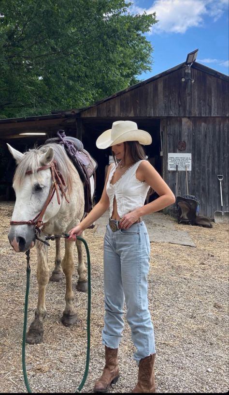 Summer Hamilton, Farm Girl Outfits, Ranch Outfits, Traje Cowgirl, Estilo Cowgirl, Horseback Riding Outfits, Cowgirl Style Outfits, Cowboy Aesthetic, Fest Outfits