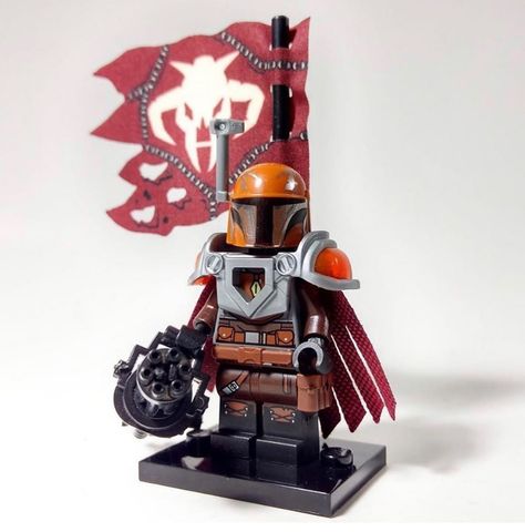 The Mandalorian awesome custom minifigure Follow @brickinspired for more! Follow @brickinspired for more! - By @david_dayhoff Lego Star Wars Mandalorian, Custom Lego Star Wars, Lego Mandalorian, Lego Star Wars Minifigures, Lego Minifigure Display, Lego Soldiers, Easy Lego Creations, Lego Tv, Star Wars Minifigures