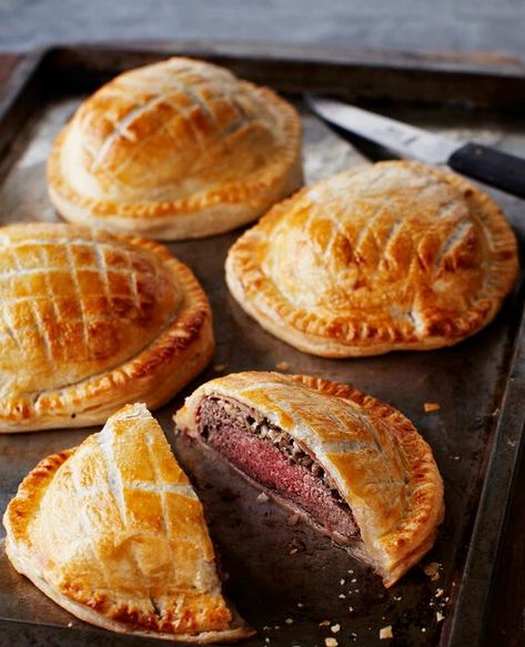 Beef Wellington Hand Pies, Beef Wellington Recipe Individual, Beef Wellington Lattice, Easy Mini Beef Wellington, Beef Wellington With Ground Beef, British Holiday Recipes, Beef Wellington Recipe Easy, Christmas Beef Wellington, Wellington Recipes