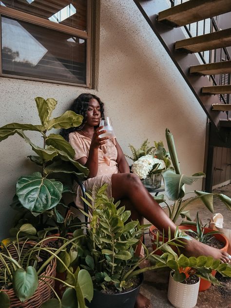 Plant mom with her indoor plants during summertime Patio photoshoot Plant Girl Aesthetic, Plant Mom Aesthetic, Tattoo Plant, Birthday Pics, Earthy Aesthetic, Black Photography, Plant Photography, Plant Aesthetic, Photoshoot Concept