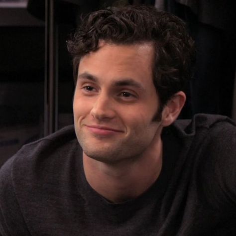 dan humphrey from gossip girl looking at blair waldorf Penn Badgley 2000s, Gossip Girl Dan Humphrey, Dan Humphrey Aesthetic, Penn Badgley Gossip Girl, Gossip Girl Characters, Boyfriend Cake, Dan Gossip Girl, Pen Badgley, Watch Gossip Girl