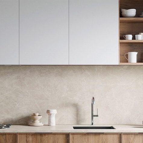 Surrey Tiles & Bathrooms on Instagram: "Tile ideas for modern kitchen design and you can't beat a bit of natural stone to add classic good looks to your kitchen design. Here our simple and natural Bottega Caliza floor tiles combine with the textured stones of Beige Nature XLIGHT wall tiles for beautiful kitchen design 👌 ⠀ ⠀ Get in touch for tile ideas and free samples for your New Year kitchen design⠀ ⠀ #tiles #tiledesign #tileideas #tileinspo #walltiles #floortiles #stonetiles #naturaltiles #c Big Tile Splashback Kitchen, Beige Splashback Kitchen, Modern Beige Kitchen Design, Kitchen Stone Splashback, Tonal Kitchen Design, Natural Stone Splashback Kitchen, Beige Stone Kitchen, Kitchen Beige Tiles, Kitchen With Beige Tile Floor