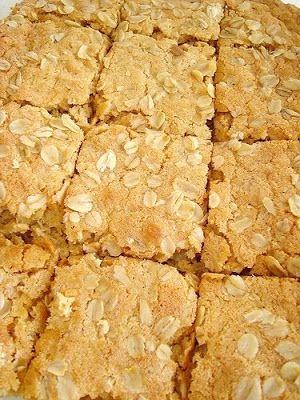 Oatmeal Blondies, Chewy Oatmeal Bars, Paris Pastry, Brownie Blondie, Blondie Recipe, Oatmeal Cookie Bars, Bake Goods, Blondies Recipe, Dessert Bar Recipe