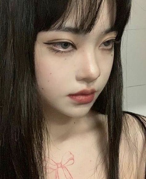 Tomie Inspired Makeup, Tomie Eye Makeup, Overdone Makeup, Tomie Eyes, Salty Makeup, Tomie Makeup, Im Cold Makeup, Anime Eye Makeup, 얼굴 드로잉