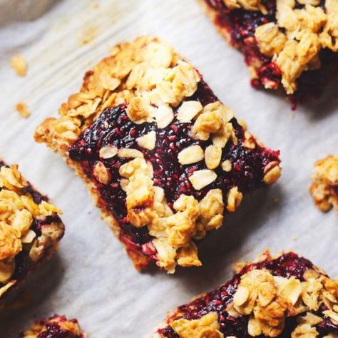 Healthy Raspberry Chia-Seed Oat Squares - A healthy, vibrant way to eat a guiltless dessert! Fresh raspberry chia seed jam with a wholesome oat crust. One of my FAVORITE desserts to make. SO YUMMY. Raspberry Desserts Healthy, Benefits Of Gluten Free Diet, Late Night Dessert, Oat Squares, Oat Crust, Vegan Dessert Bars, Night Dessert, Homemade Raspberry Jam, Gluten Free Recipe