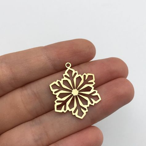 Material; Brass Size: 22x28mm Hole Size: 1.65mm Thickness: 0.8mm Plating: Raw All of our products are manufactured by us. If you want to order more products in stock, you can freely contact us. Our Products; -Nickel-free -Lead-free -High quality If you have any questions, feel free to contact us. You can read the explanations and policies for return and exchange conditions and contact us. Laser Cut Necklace, Handmade Silver Jewellery, Art Jewelry Design, Laser Cut Jewelry, Winter Jewelry, Snowflake Pendant, Metal Clay Jewelry, Symbolic Jewelry, Silver Jewelry Fashion