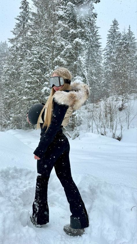 #fashion #winteroutfit #winter #luxury #richlifestyle #aesthetic #itgirl #skiing #skiingoutfit #inspiration Europe Winter Fashion, Ski Outfits For Women, Winter Inspo Outfits, Ski Fits, Ski Trip Outfit, Ski Outfit, Ski Girl, Snow Trip, Winter Photoshoot