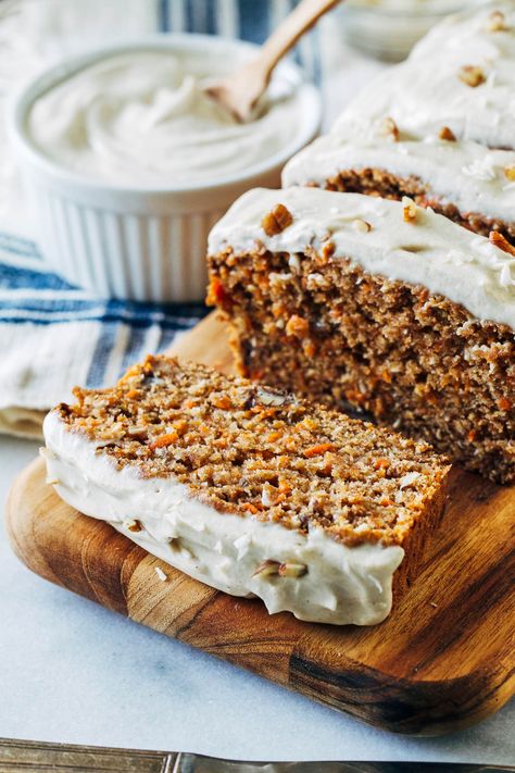 Vegan Banana Carrot Bread with Cashew Cream Cheese Icing - Making Thyme for Health Banana Carrot Bread, Roti Pisang, Carrot Banana Cake, Resepi Roti, Delicious Banana Bread Recipe, Patisserie Vegan, Carrot Bread, Resipi Kek, Easy Banana Bread Recipe