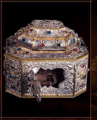 Relic of the skull of St. John Chrysostom (died ca. 407.) His left ear remains incorrupt (not decaying.) Witnesses say the Apostle Paul appeared and spoke into St. John's ear ear as he wrote Athos commentaries on St. Paul's epistles. St John Chrysostom, Catholic Relics, John Chrysostom, Strange History, Asian History, Religious Icons, Sacred Art, Memento Mori, Skull And Bones