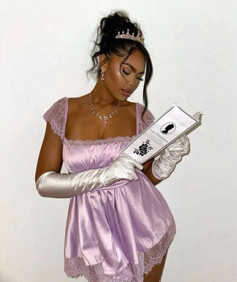 Daphne Costume Bridgerton, Bridgerton Dresses Costume, Halloween Costumes Bridgerton, Brigerton Outfit Inspired Halloween, Queen Charlotte Bridgerton Costumes, Queen Charlotte Bridgerton Costume, Bridgeton Halloween Costume, Bridgerton Couple Costume, Bridgerton Halloween Costume Ideas